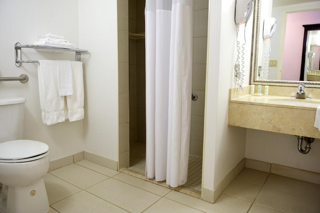 Hotel Express & Toronto Airport West By Ihg Mississauga