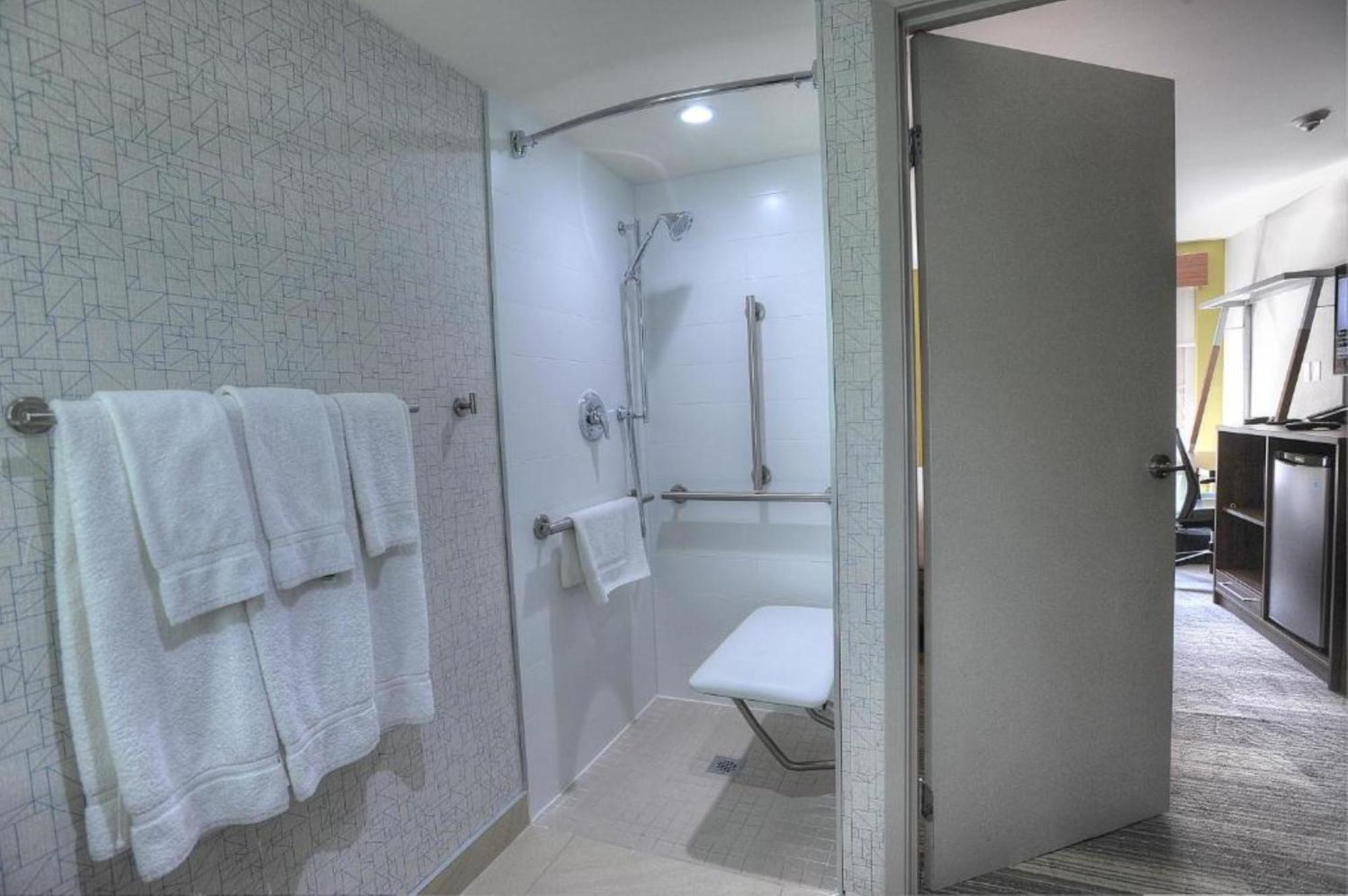 Express & Toronto Airport West By Ihg