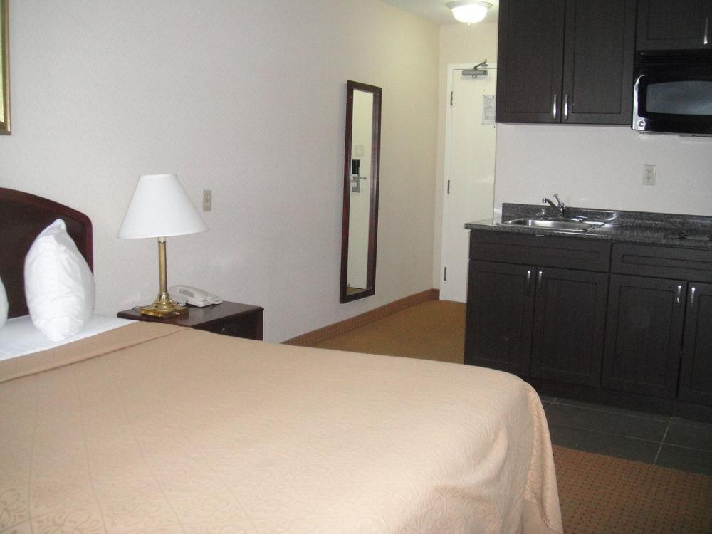 Express & Toronto Airport West By Ihg