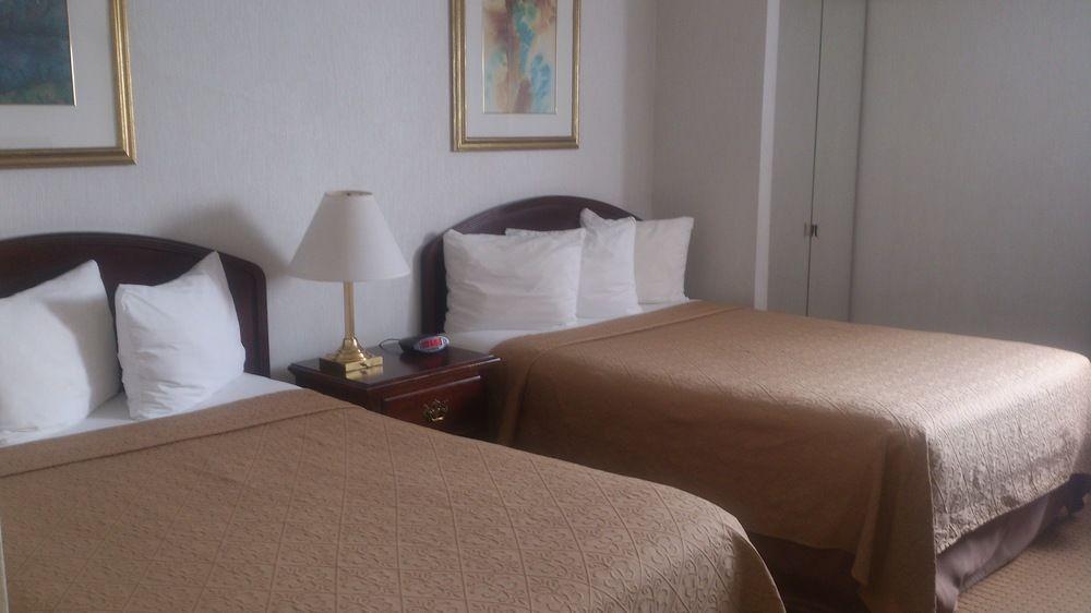 Hotel Express & Toronto Airport West By Ihg 4*