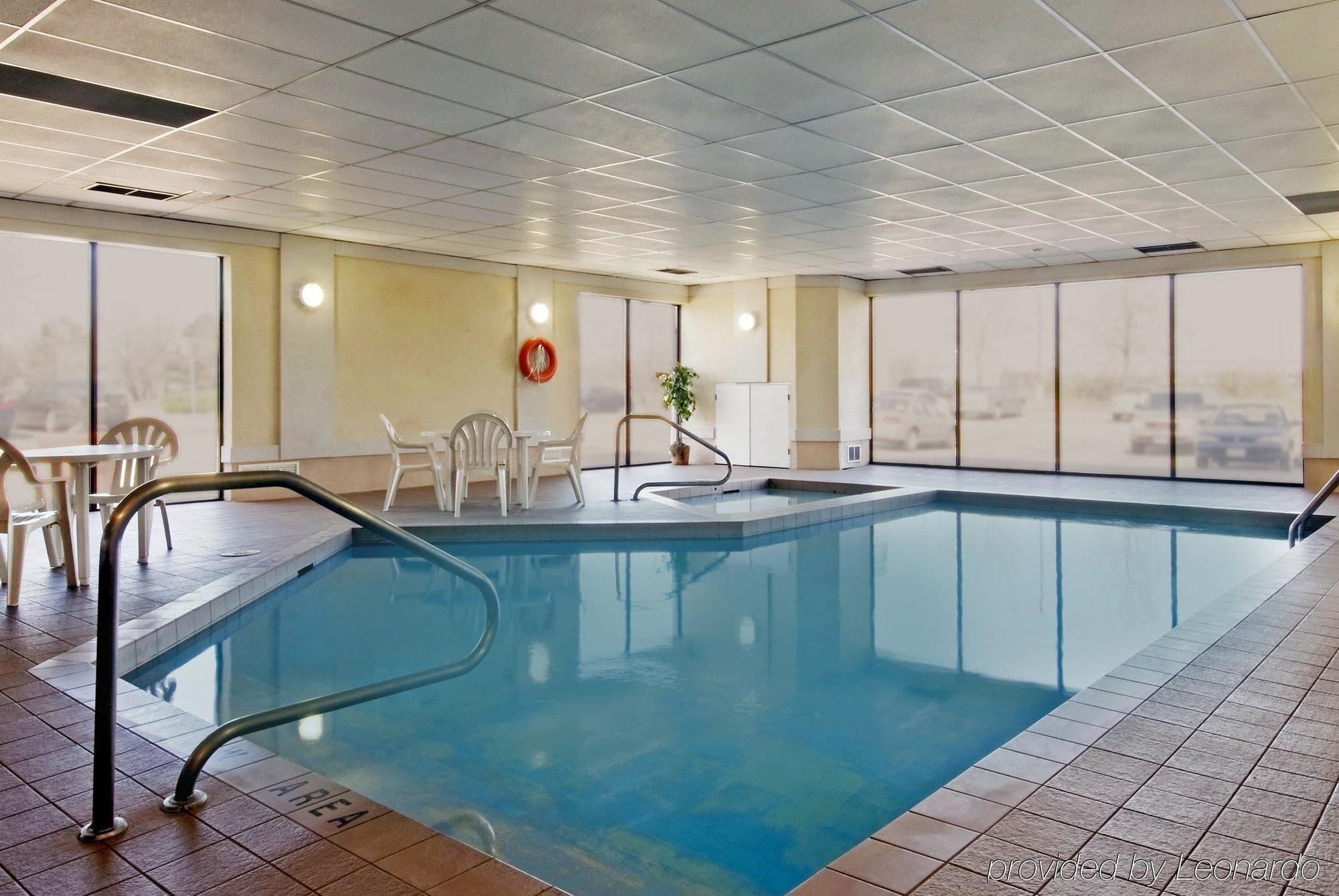 Express & Toronto Airport West By Ihg