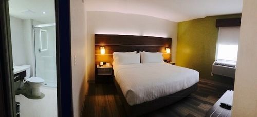 Express & Toronto Airport West By Ihg