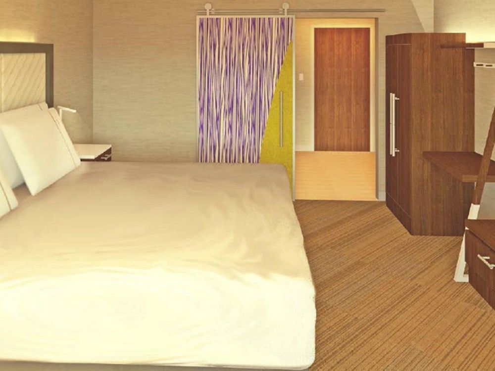 Express & Toronto Airport West By Ihg