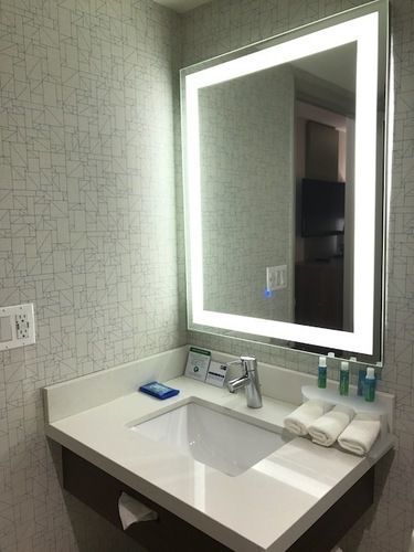 Express & Toronto Airport West By Ihg