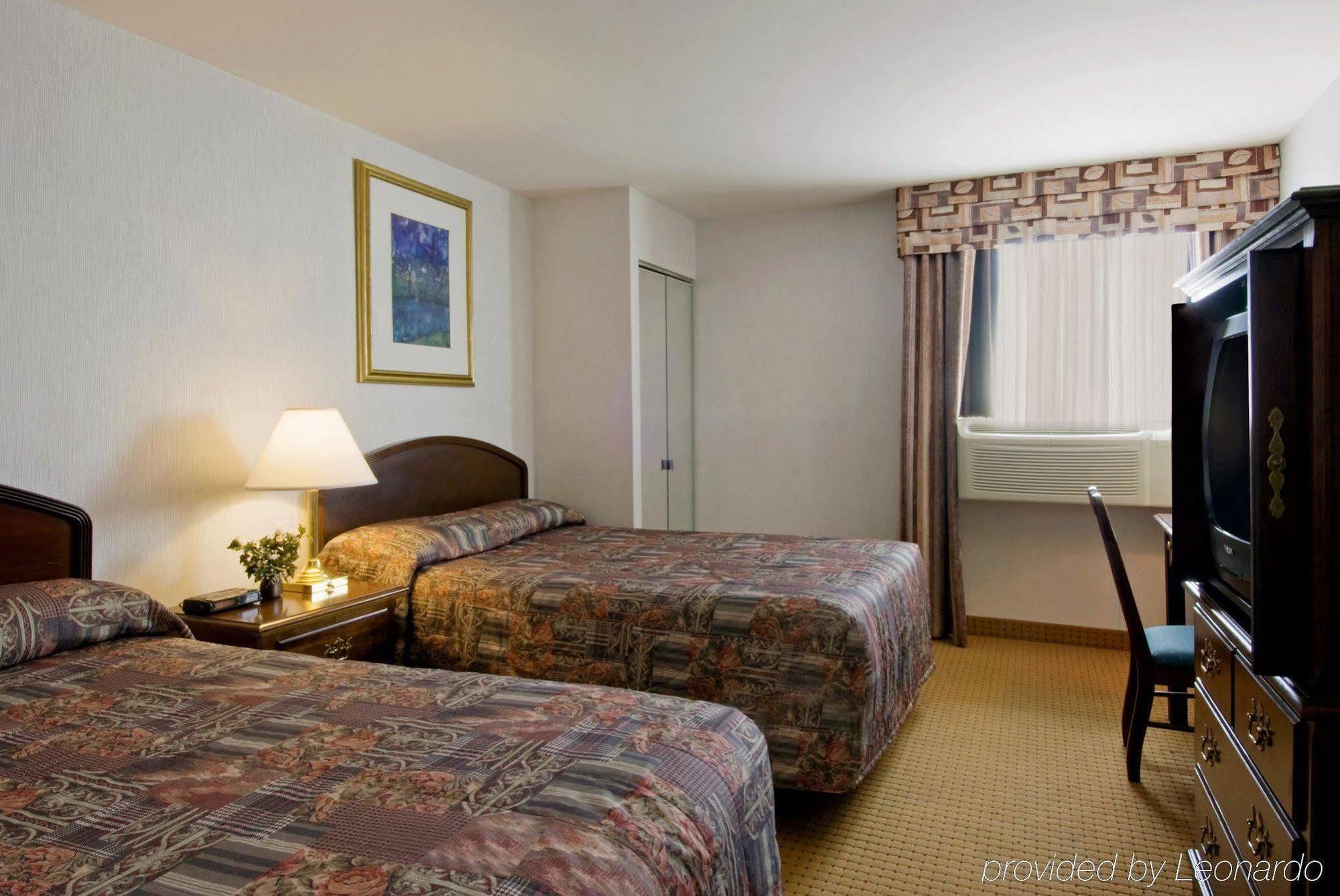 Hotel Express & Toronto Airport West By Ihg 4*