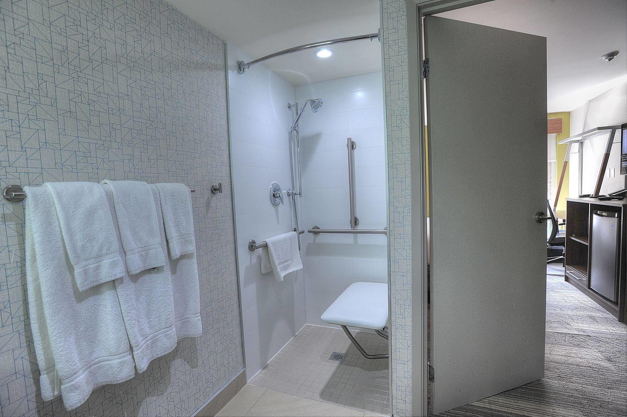 Hotel Express & Toronto Airport West By Ihg