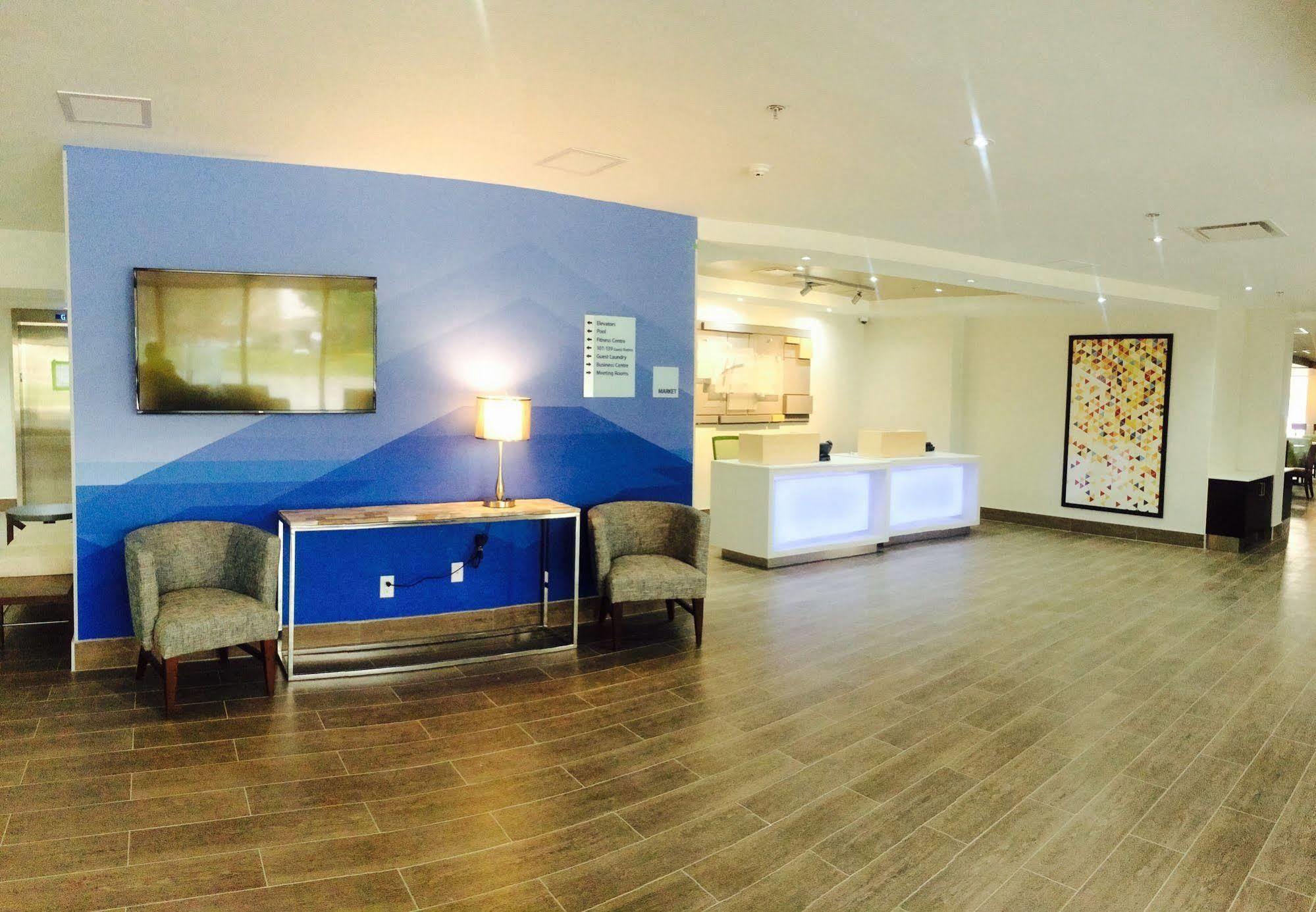 Express & Toronto Airport West By Ihg 4*