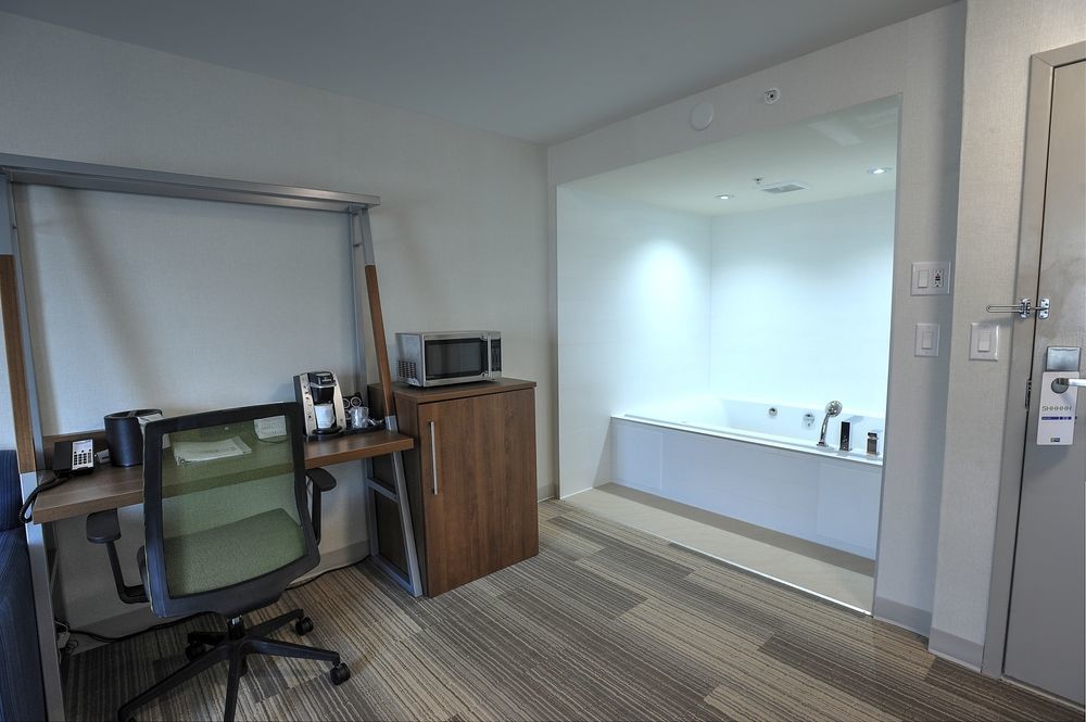 Express & Toronto Airport West By Ihg