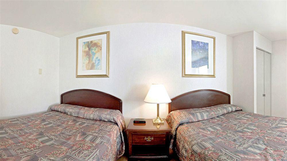 Hotel Express & Toronto Airport West By Ihg