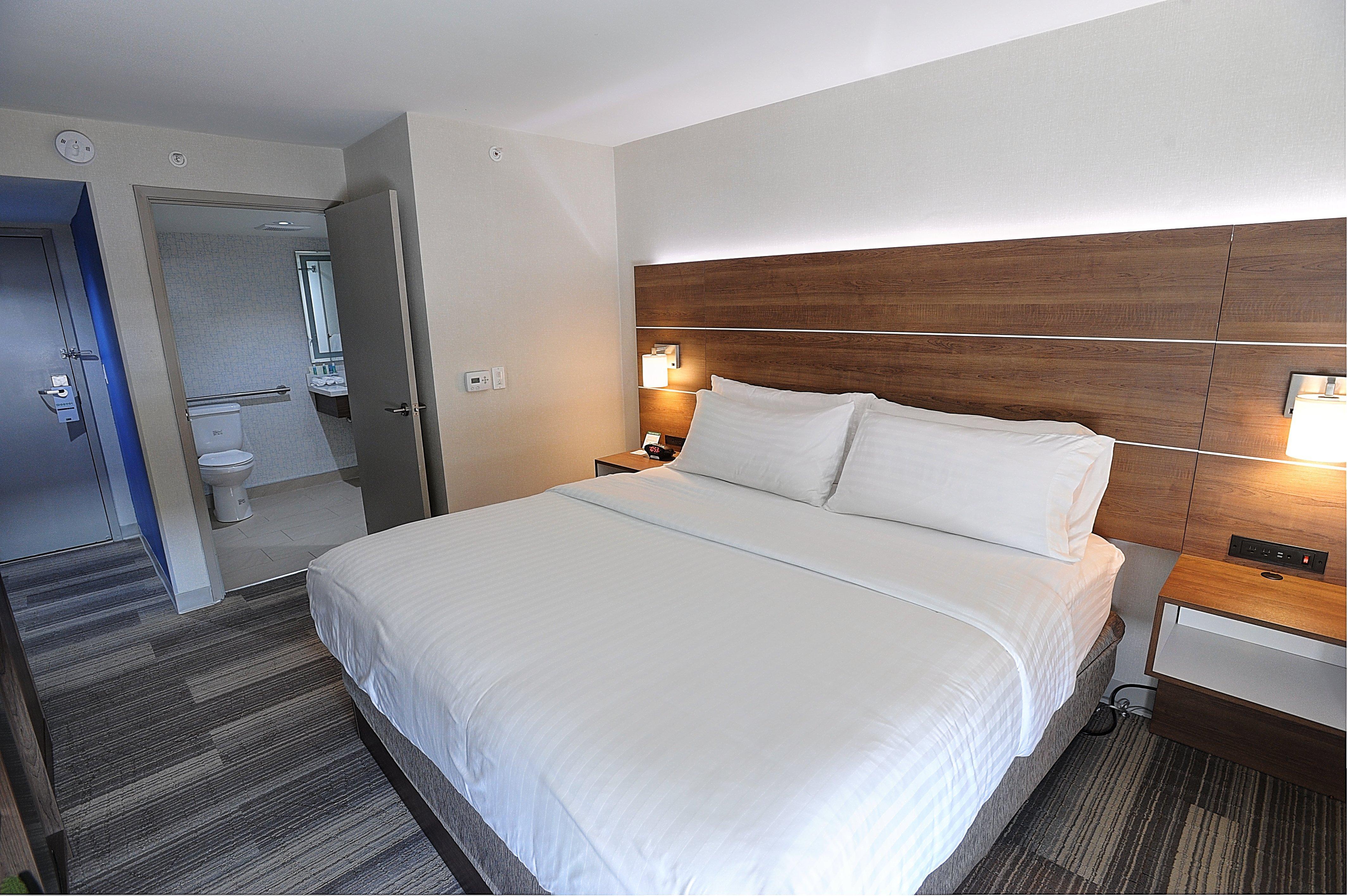 Express & Toronto Airport West By Ihg Hotel