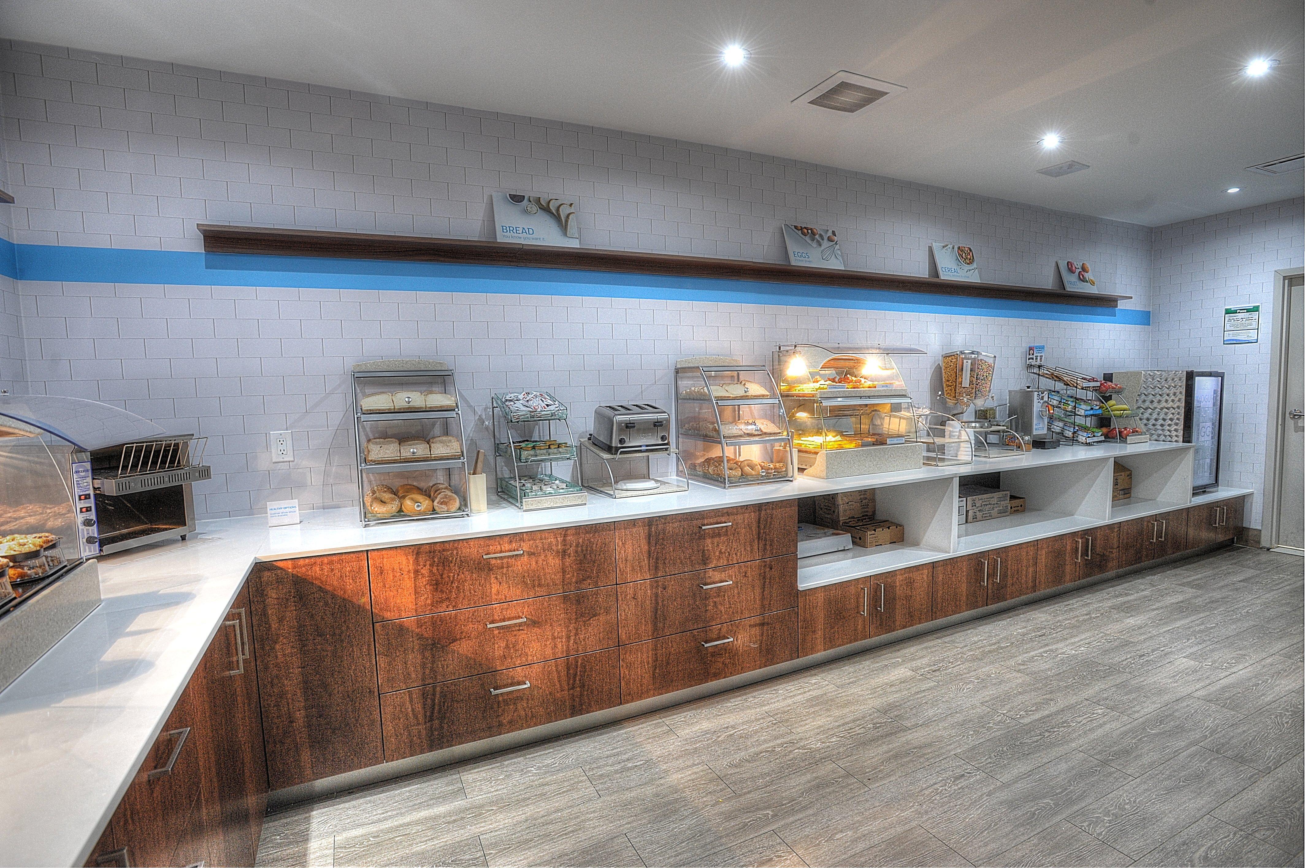 Hotel Express & Toronto Airport West By Ihg 4*