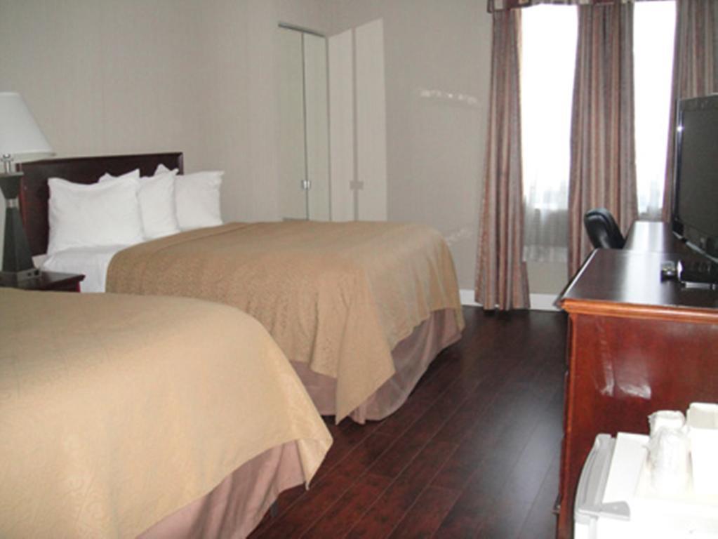Express & Toronto Airport West By Ihg Hotel 4*