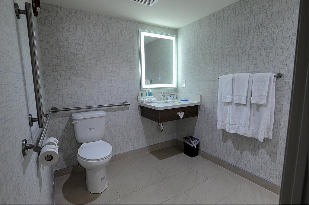 Express & Toronto Airport West By Ihg 4*