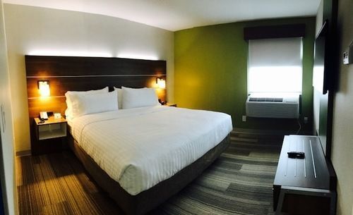 Express & Toronto Airport West By Ihg 4*