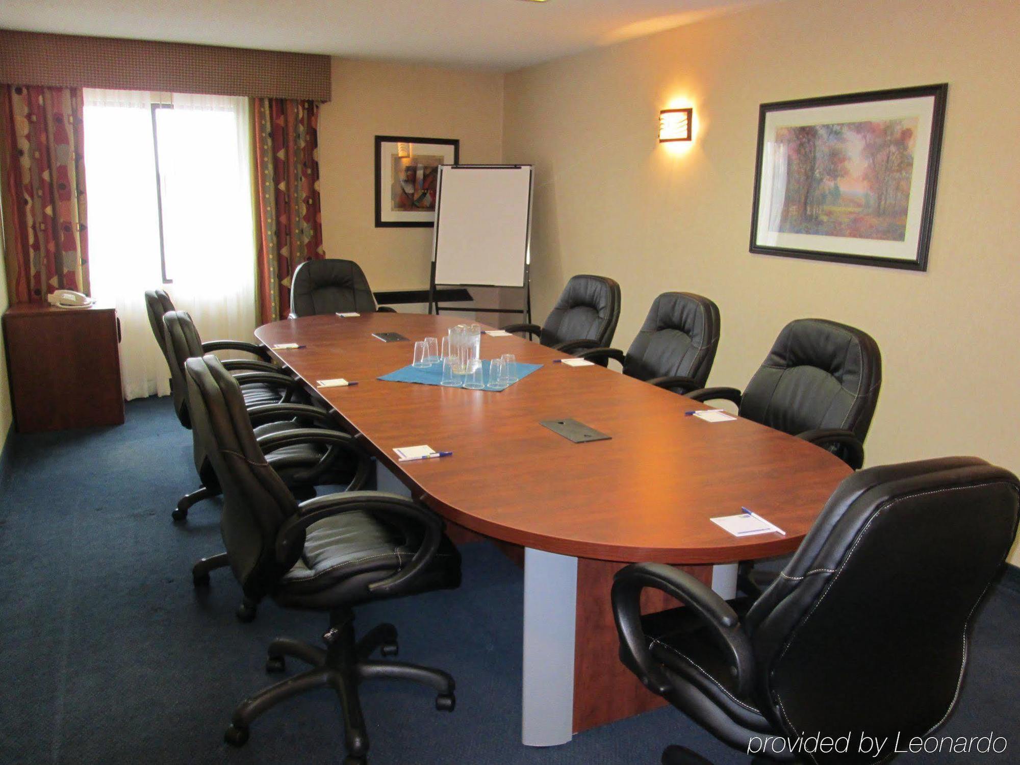 Express & Toronto Airport West By Ihg Hotel 4*